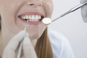 リンゴをかじると歯ぐきから・・？　～歯周病自己診断～